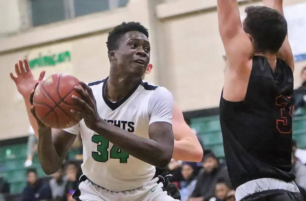 包含关键时刻密尔沃基雄鹿更衣室发声：CBA季后赛节点到来，更衣室稳定，资深球员宣示担当的词条