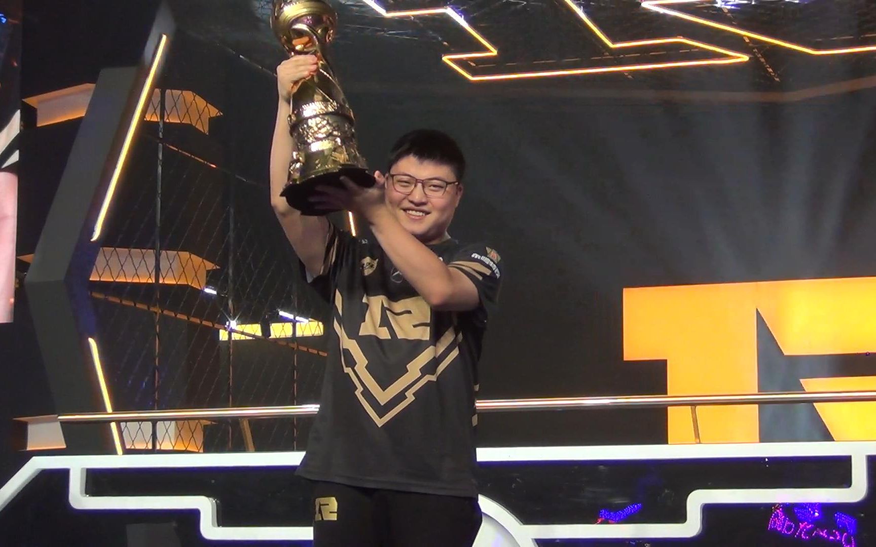 包含太狠了！Uzi在巴塞罗那比赛中关键助攻马赛今夜调整名单，赛后西汉姆伤情更新的词条